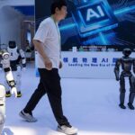 Şanghay'da Teknoloji Gösterisi: İnsansı Robotlar Ringde Karşı Karşıya Geldi