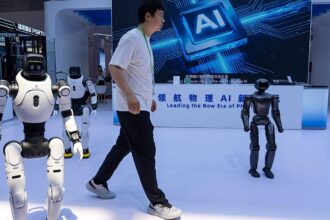 Şanghay'da Teknoloji Gösterisi: İnsansı Robotlar Ringde Karşı Karşıya Geldi