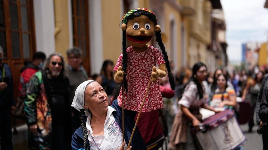 Bogotá'da Sanatçılardan Kültür Bütçesi Kesintilerine Karşı Sokak Protestosu