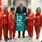 Cumhurbaşkanı Erdoğan, Özel Sporcuları Cumhurbaşkanlığı Külliyesi'nde Kabul Etti