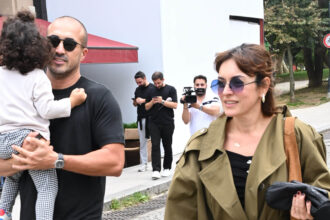 Ezgi Mola ve Mustafa Aksakallı Aile Tablosuyla Görüntülendi