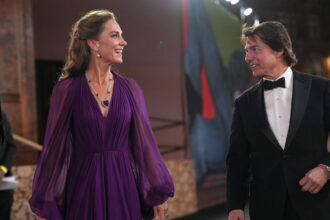 İngiliz Kraliyet Ailesi ve Tom Cruise Londra’daki Film Galasında Bir Araya Geldi