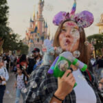 Serenay Sarıkaya Paris Moda Haftası Öncesinde Disneyland'da Görüntülendi