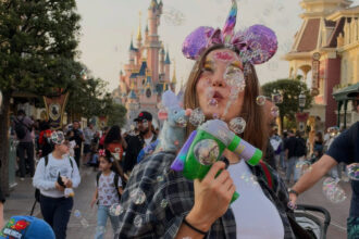 Serenay Sarıkaya Paris Moda Haftası Öncesinde Disneyland'da Görüntülendi