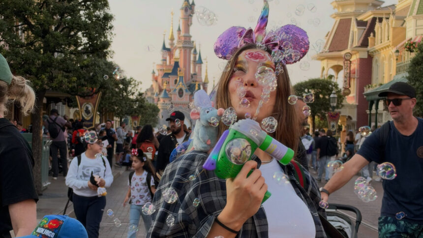 Serenay Sarıkaya Paris Moda Haftası Öncesinde Disneyland'da Görüntülendi