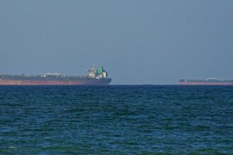 Hürmüz Boğazı'ndaki Tanker Kazası: Petrol Sızıntısı Umman Denizi'ne Ulaşıyor