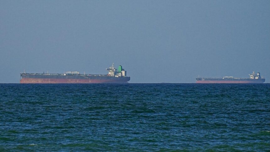 Hürmüz Boğazı'ndaki Tanker Kazası: Petrol Sızıntısı Umman Denizi'ne Ulaşıyor