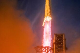 SpaceX'in Dev Roketi Starship Dünya Yörüngesinden Başarıyla Döndü