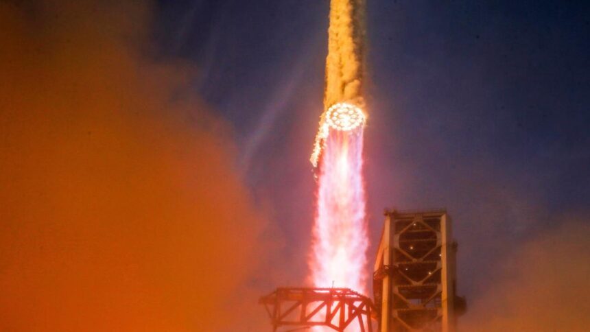 SpaceX'in Dev Roketi Starship Dünya Yörüngesinden Başarıyla Döndü