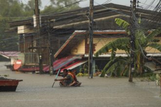 Bangkok'ta Şiddetli Sel Felaketi: 700 Bin Kişi Mağdur Oldu