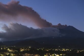 Etna Yanardağı'ndaki Hareketlilik Katanya Havalimanı'nda Uçuşları Durdurdu