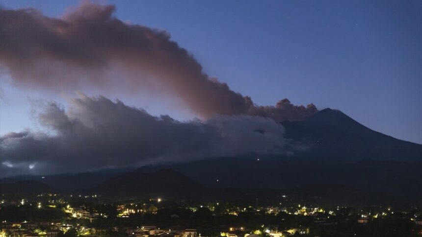 Etna Yanardağı'ndaki Hareketlilik Katanya Havalimanı'nda Uçuşları Durdurdu