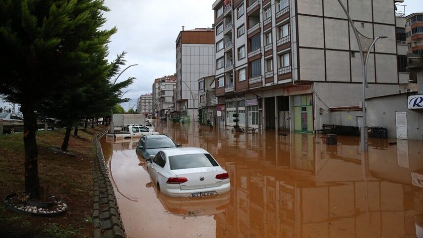 Rize'de Şiddetli Sağanak: Hayat Felç Oldu