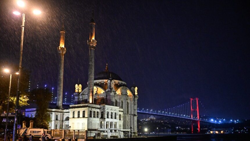 İstanbul'da Beklenen Sağanak Yağış Etkili Olmaya Başladı