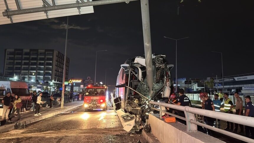 Adana'da Yolcu Otobüsü Kaza Yaptı: 11 Yaralı