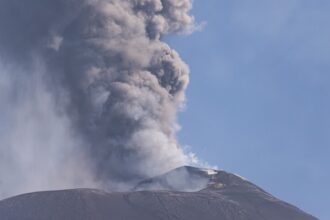 Etna Yanardağı'ndaki Hareketlilik Hava Ulaşımını Durdurdu