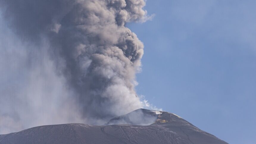 Etna Yanardağı'ndaki Hareketlilik Hava Ulaşımını Durdurdu