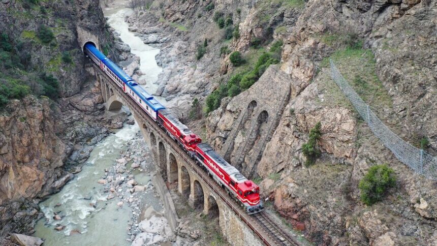 Turistik Karaelmas Ekspresi 2 Ekim'de Yeniden Seferlerine Başlıyor