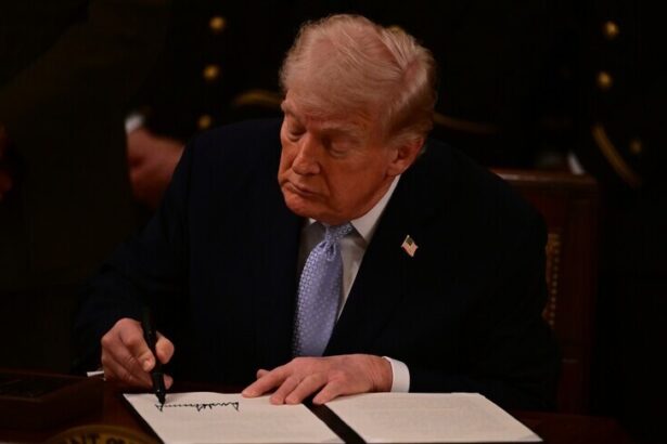 ABD Başkanı Trump, Rusya'ya Yönelik Yeni Yaptırım Tasarısını İmzaladı
