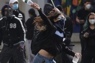 Arnavutluk'ta Hükümet Karşıtı Protestolar Üçüncü Gününde: Tiran'da Gerilim Tırmanıyor
