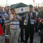 İzmir'de Siyasi Protesto: Cemil Tugay'ın AK Parti'ye Geçişi Tepki Çekti