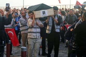 İzmir'de Siyasi Protesto: Cemil Tugay'ın AK Parti'ye Geçişi Tepki Çekti