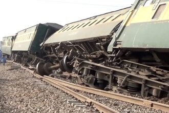 Pakistan'da Tren Kazası: Rehman Baba Ekspresi Raydan Çıktı