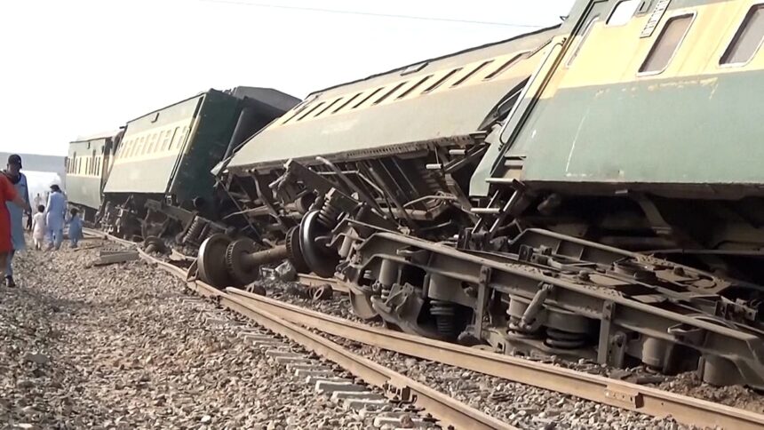 Pakistan'da Tren Kazası: Rehman Baba Ekspresi Raydan Çıktı