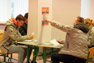 Letonya Sandık Başında: 1,5 Milyon Seçmen Yeni Parlamentoyu Belirliyor