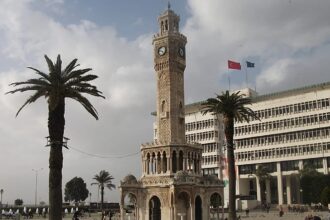 İzmir Siyasetinde Tarihi Dönüşüm: Cemil Tugay AK Parti'ye Katıldı