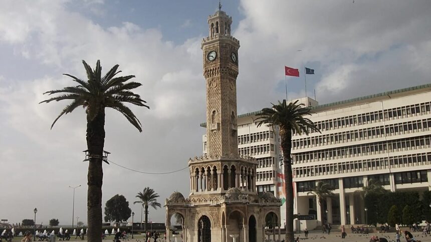 İzmir Siyasetinde Tarihi Dönüşüm: Cemil Tugay AK Parti'ye Katıldı
