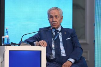 Bülent Arınç'tan Fon Krizi Uyarısı: Sorumlular Hesap Vermeli