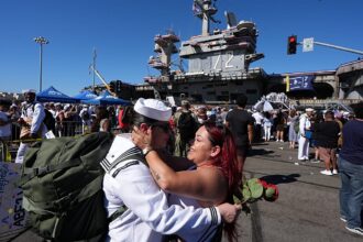 USS Abraham Lincoln Uçak Gemisi 265 Günlük Görevin Ardından San Diego'ya Döndü