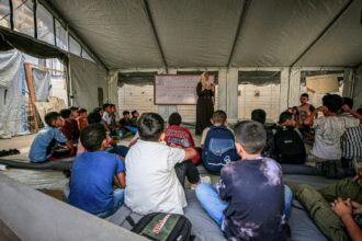 Gazze'de Eğitim Mücadelesi: Öğretmenler Yıkıma Rağmen Umudu Yeşertiyor