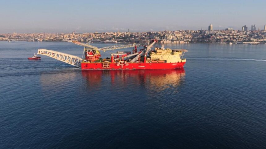 İstanbul Boğazı'nda Dev Geçiş: Boru Döşeme Gemisi Güvenle İlerledi