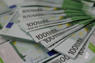 Euro Bölgesi'nde Ekonomik Belirsizlik: Euro 17 Ayın En Düşük Seviyesine Geriledi