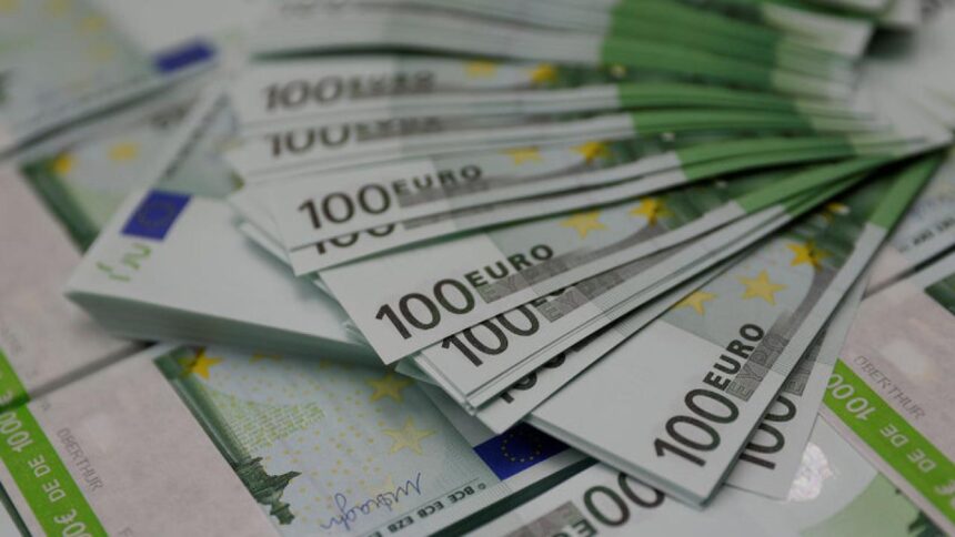 Euro Bölgesi'nde Ekonomik Belirsizlik: Euro 17 Ayın En Düşük Seviyesine Geriledi