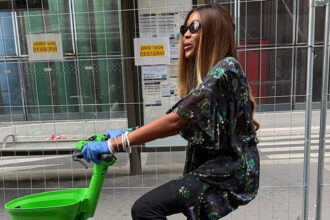 Naomi Campbell'ın Paris'teki Bisiklet Turunda Hijyen Önlemleri Gündem Oldu