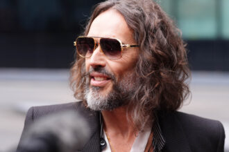 Russell Brand Davasında Savcıdan Sert İddialar: 'Acımasız ve Manipülatif Bir Cinsel Saldırgan'