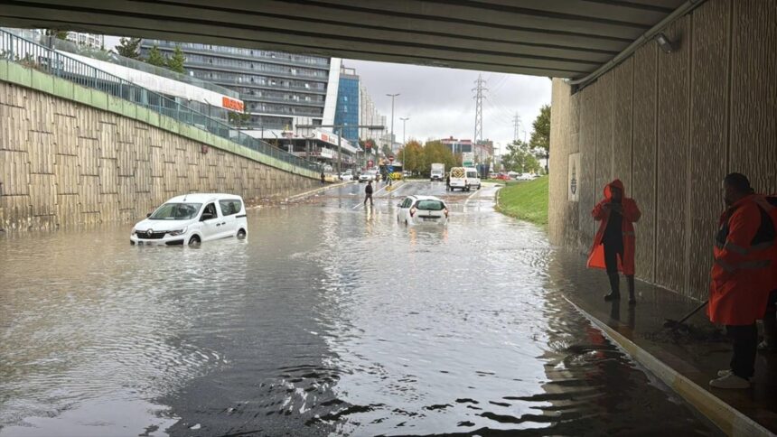 İstanbul'da Sel Felaketi: Can Kaybı 3'e Yükseldi, Kayıplar İçin Arama Çalışmaları Sürüyor