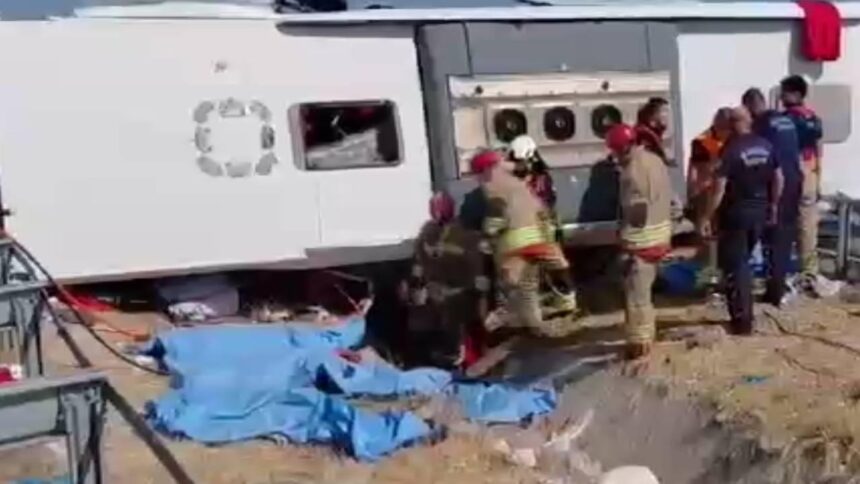 Manisa'da Trafik Kazası: Yolcu Otobüsü ile Tır Çarpıştı