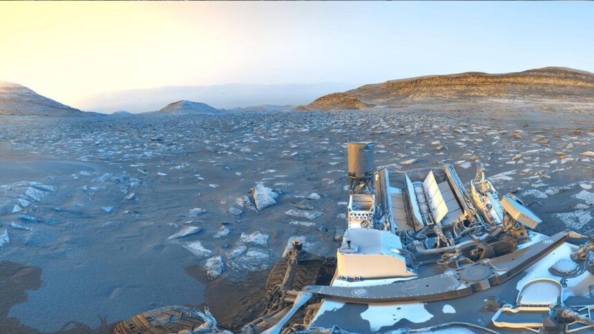 NASA'nın Curiosity Aracı Mars'taki 5.000'inci Gününü Panoramik Fotoğrafla Taçlandırdı