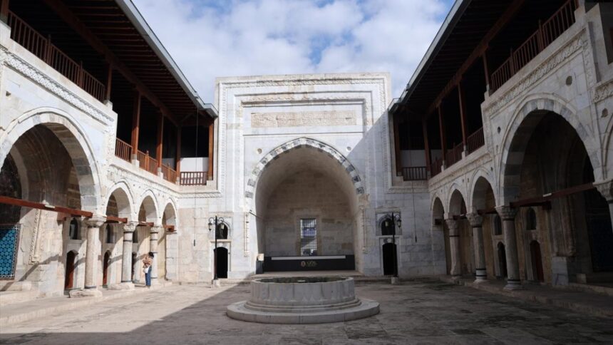 Sivas'ın Tarihi Gök Medresesi Dijital Dünyaya Taşındı: Tarihi Yapının İkizi Oluşturuldu
