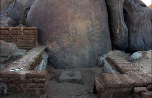 Sudan'da Keşfedilen Dev Kaya Oyması Kuş Krallığı'nın Sınırlarını Aydınlatıyor