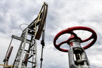 ABD Enerji Enformasyon İdaresi, Orta Doğu Kaynaklı Riskler Nedeniyle Petrol Fiyat Tahminlerini Yükseltti