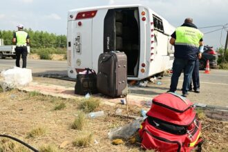 Antalya'da Trafik Kazası: Midibüs Devrildi, 17 Yaralı