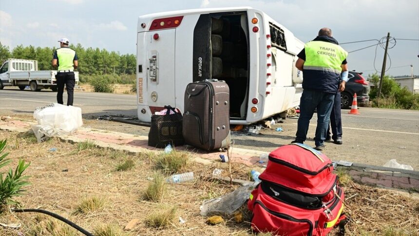 Antalya'da Trafik Kazası: Midibüs Devrildi, 17 Yaralı