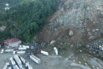 Artvin Hopa'da Heyelan Faciası: Tır Parkına Düşen Kayalar Can Aldı