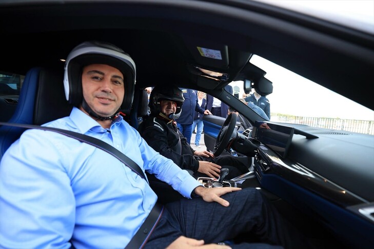 Bakan Osman Aşkın Bak, Formula 1 Heyecanı Öncesi İstanbul Park'ta Direksiyon Başına Geçti