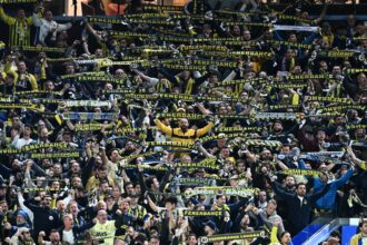 Aston Villa - Fenerbahçe Karşılaşması Öncesinde İzdiham: İki Taraftar Gözaltına Alındı